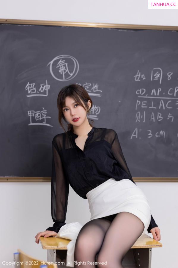 綺裡嘉 绮里嘉 [XiuRen]高清写真图 2022.12.16 No.6008 绮里嘉ula 制服短裙第23张图片